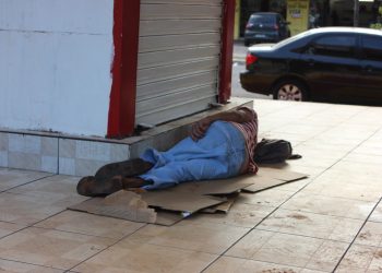 Morador de rua dorme durante a tarde (Foto: Guilherme Coelho)