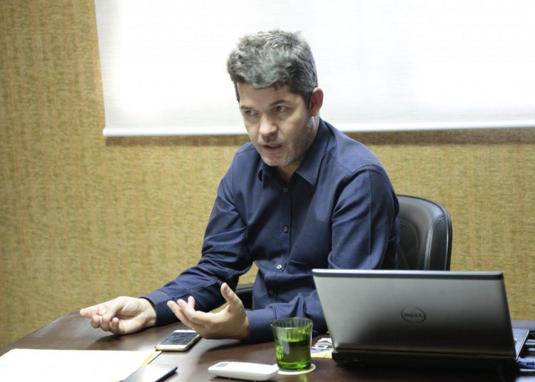 O republicano é político, age como político, mas aposta todas as fichas no chavão: “Eu sou e faço tudo diferente daquilo que vocês estão acostumados” / Foto: Carlitos Folha Z