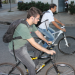 Marco Faleiro e Guilherme Coelho chegam de bike no Folha Z