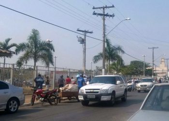 Movimentação ficou intensa em frente ao Fórum (Foto: Divulgação/whatsApp)