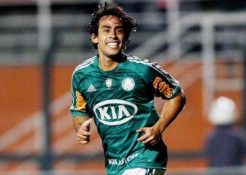Valdívia provocou o Corinthians nas redes sociais