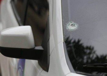 Carro de emissora fica com marca de bala