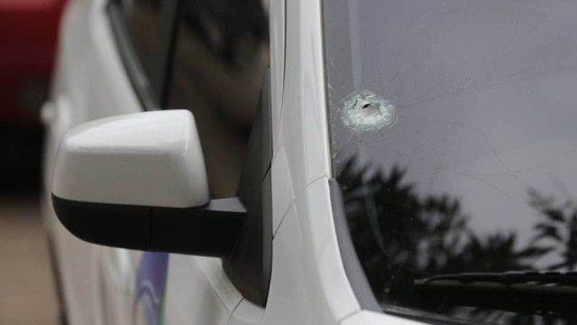 Carro de emissora fica com marca de bala