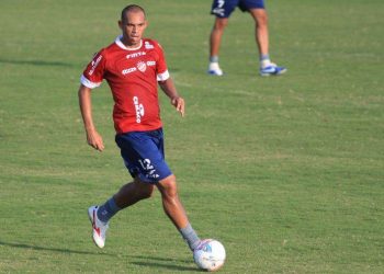Róbston está confirmado entre titulares