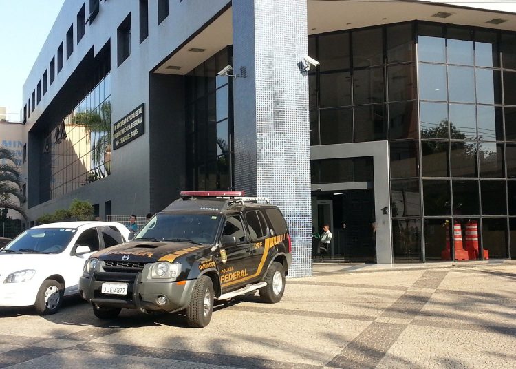 Suspeitos foram conduzidos à Polícia Federal