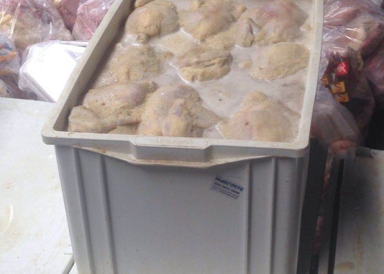 Mercadorias vencidas e armazenadas em locais impróprios foram encontradas no supermercado (Foto: Divulgação)