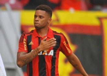 André comemora gol com a camisa do Sport
