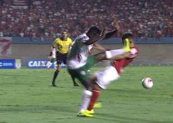 Victor Bolt deu entrada forte em jogador do Vila no jogo de ida