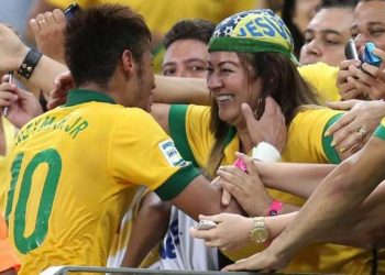 Neymar vai ao encontra da mãe durante jogo do Brasil