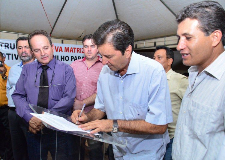 Prefeito Maguito Vilela esteve no lançamento da Pedra Fundamental (Foto: Divulgação)