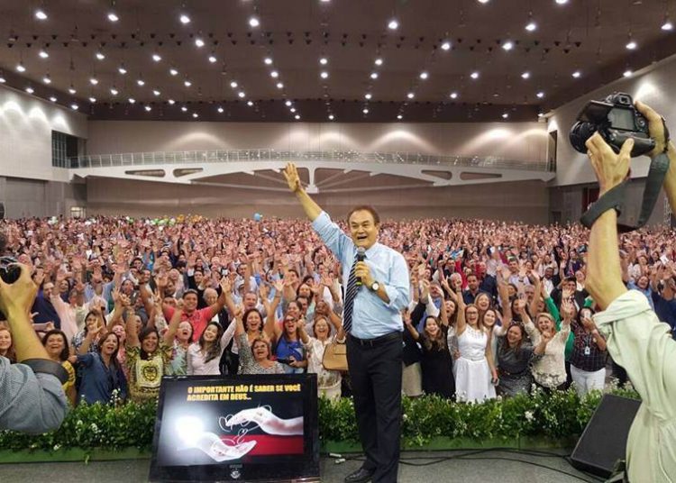 Palestra proferida por Roberto, no dia 28 de outubro, para 4 mil servidores da prefeitura municipal de Fortaleza / Foto: Facebook Roberto Shinyashiki