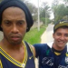 Fã aproveita para tirar foto com Ronaldinho