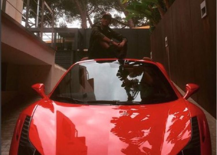 Neymar posa com Ferrari vermelha (Foto: Reprodução/Instagram)