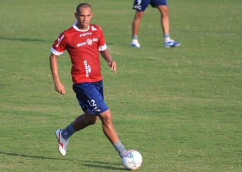 Róbston está confirmado no time titular do Vila