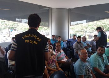 Procon autua agência do Banco do Brasil na Av. Pio XII (Foto: Alex Villasboas)