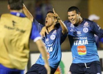 Wendell comemora o gol e é abraçado por Nonato