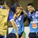 Wendell comemora o gol e é abraçado por Nonato
