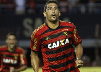 Diego Souza comemora gol com a camisa do Sport