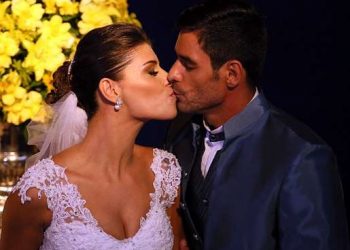 Franciele e Diego se beijam durante a festa