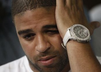 Adriano permanece longe dos gramados