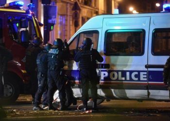 Paris amanheceu com policiais concentrados em todas as ruas, avenidas e praças da cidade Foto: EPA/Agência Lusa