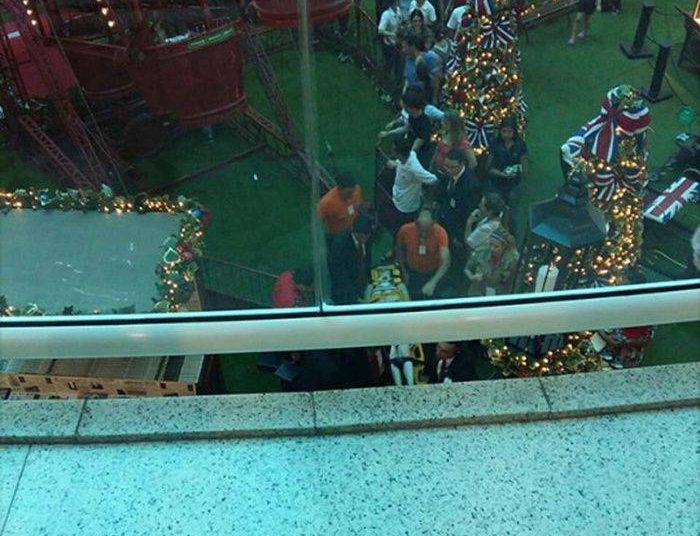 Vítima é socorrida dentro do shopping (Foto: Reprodução)