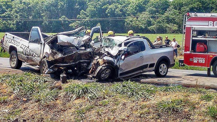 Veículos ficaram destruídos na batida (Foto: Portal Itaberaí)
