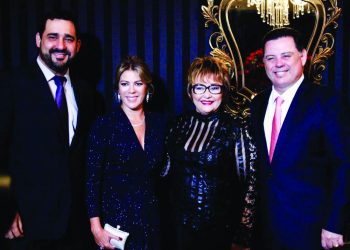 TROFÉU PERSONAS - Jornalista e presidente da OVG Rogério Rezende, Valeria Perillo, colunista Ivone Silva, idealizadora do Troféu Persona, e o governador de Goiás Marconi Perillo em noite de premiação de destaques 2015 (Foto: Divulgação)