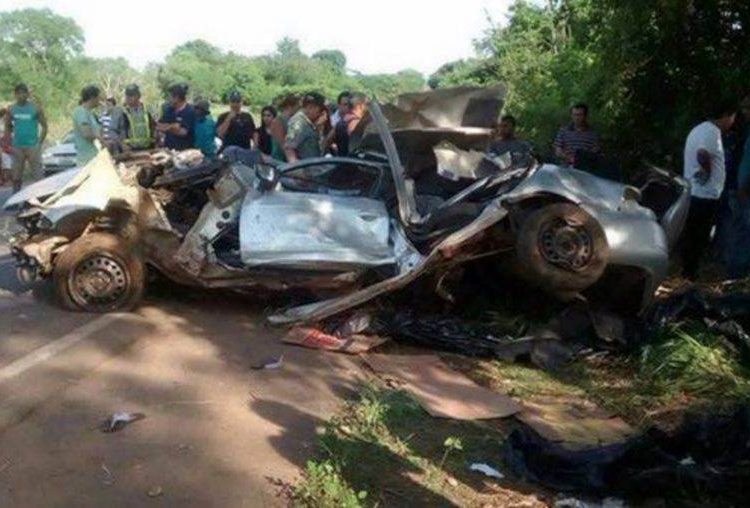 Carro ficou completamente destruído (Foto: Thiago Araújo)