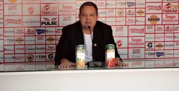 Com metade do time suspenso, Vila ainda pode perder presidente Guto Veronez (Foto: Reprodução)