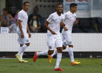 Geuvânio (à frente) pode parar no futebol chinês