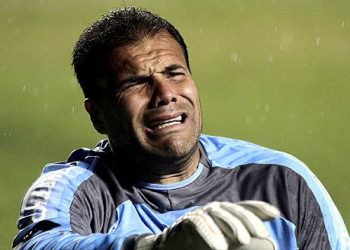 A imagem que fica é a de um Harlei isolado com o celular no ouvido, amigo do todo-poderoso Hailé, mas distante, muito distante da comissão técnica e dos jogadores / Foto: reprodução TV Anhanguera