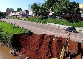 Marginal Botafogo sofreu com desmoronamentos após chuvas da semana passada  (Foto: Reprodução/ TV Anhanguera)