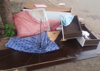 Moradores irresponsável descartam lixo irregularmente no Setor Sudoeste (Foto: Rodrigo Czepak)