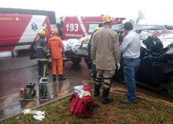 Bombeiros resgatam vítimas do acidente (Foto: Divulgação PM)