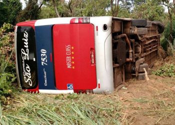 Ônibus tombou após sair da pista (foto: Divulgação PRF)