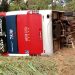 Ônibus tombou após sair da pista (foto: Divulgação PRF)