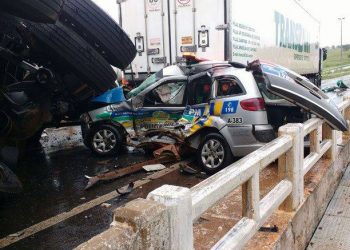 Acidente envolveu até viatura da PRE (Foto: Rerodução)