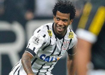 Zagueiro segue no Timão
