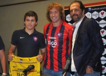 Lugano (ao centro) com a camisa do Cerro Porteño