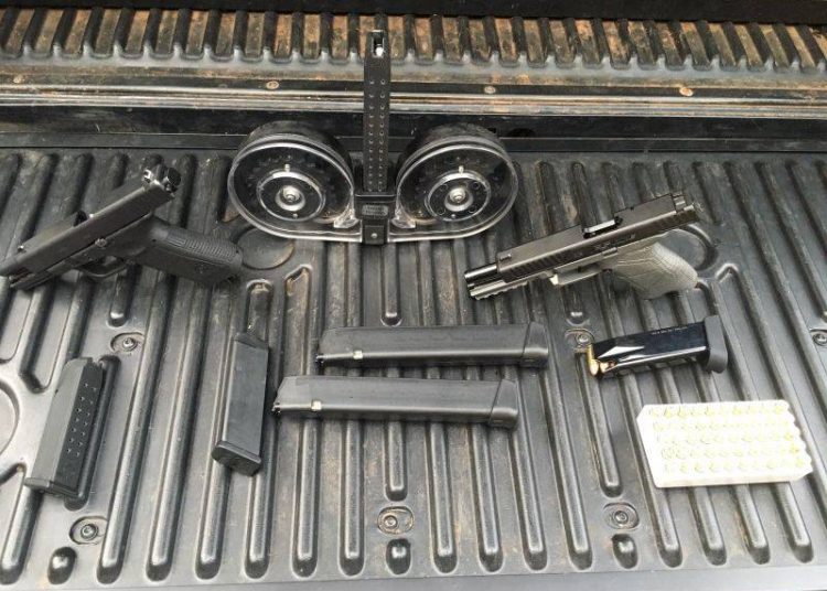 Armas apreendidas com os suspeitos (Foto: Divulgação PM)