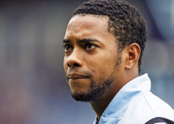 Robinho está na reserva na China