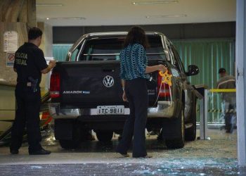 Brasília - Uma caminhonete com placa de Londrina invadiu a entrada de serviço do Ministério da Fazenda. A Polícia Federal faz perícia no local (José Cruz/Agência Brasil)