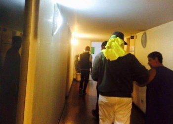 A assessoria de imprensa do órgão afirmou que os jovens, de rostos cobertos, chegaram a desligar a energia e pedir a saída dos funcionários (Foto: Seduce)