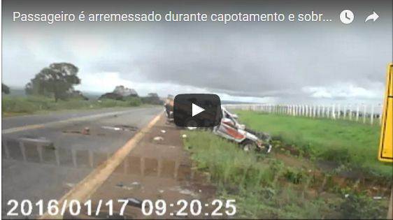 Passageiro é arremessado para fora de caminhonete que capota (Foto: Reprodução)