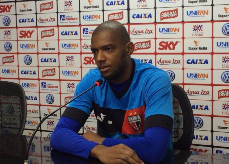 Marcos diz que admira o goleiro do Atlético-GO e pega várias dicas (Foto: Pedro Marinho/Rádio 730)