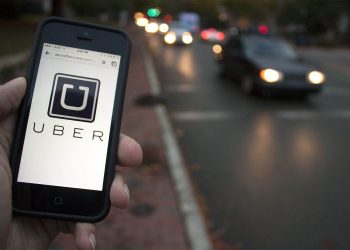 Quando o usuário utiliza o app, este localiza o motorista mais próximo e informa o cliente com o nome, foto do motorista, modelo e placa do carro, além de sua nota no Uber