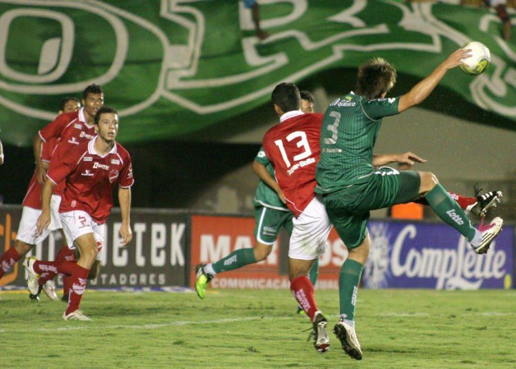 Mesmo com torcida única, Vila levou a pior no clássico