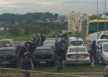 Forte aparato policial foi convocado para apoiar trâmites do processo de aplicação das OSs na Educação (Foto: Reprodução)