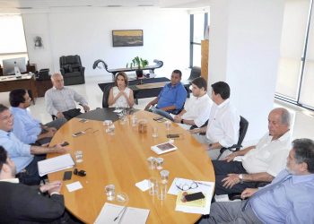 Encontro de deputados com secretária Raquel Teixeira (Foto: Solimar Oliveira / Alego)
